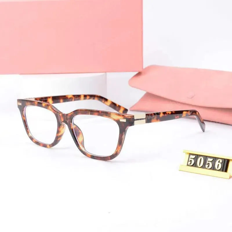 Glarelow Oval Noir sunglasses on model