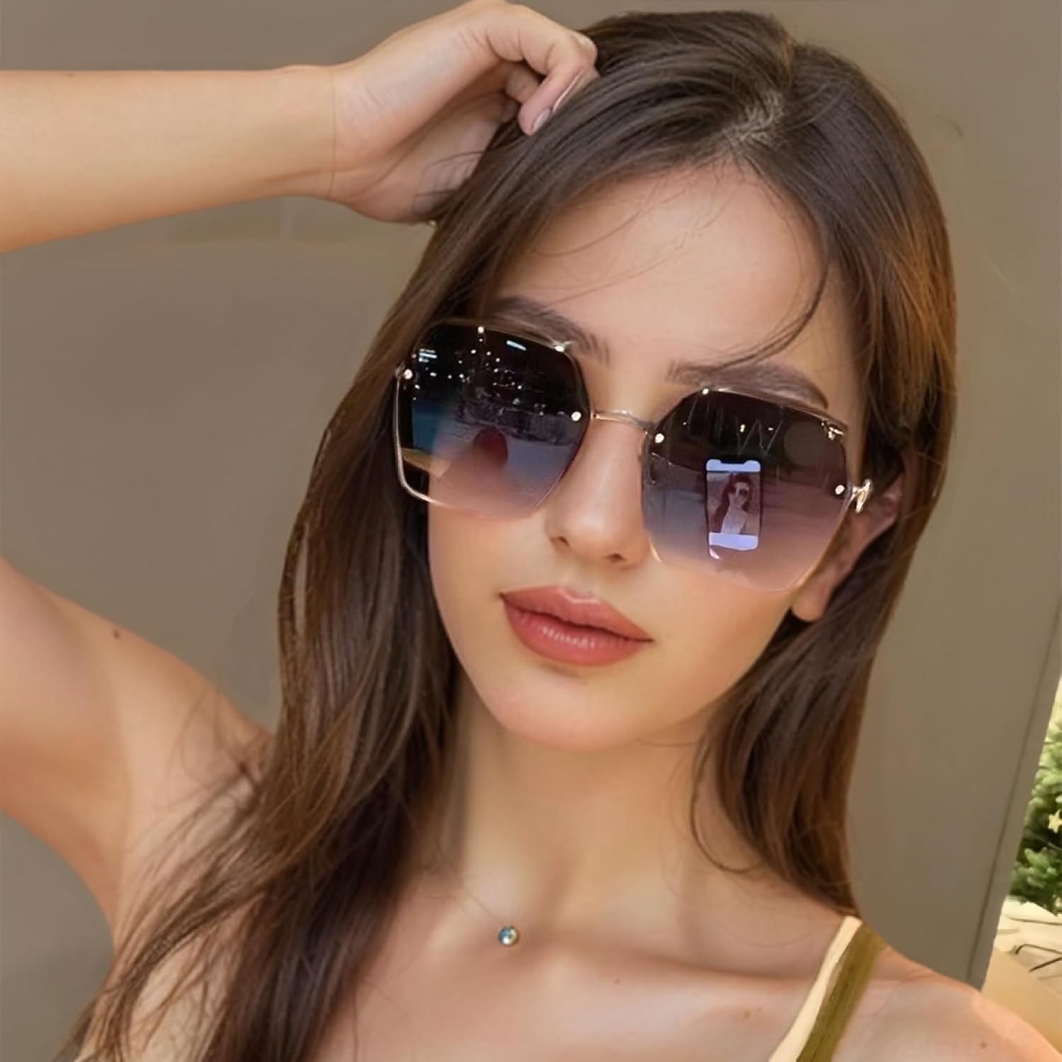 Glarelow Muse sunglasses on model